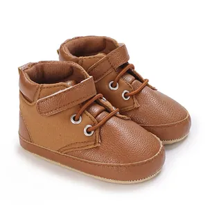 Dettaglio macro di scarpe sportive per neonati marroni in finta pelle e tessuto