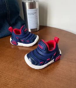 Marineblauwe en rode ademende mesh babyschoenen voor peuters op houten tafel