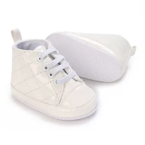 Detail von gesteppten Baby-Lauflernschuhen aus Lackleder mit rutschfester Sohle