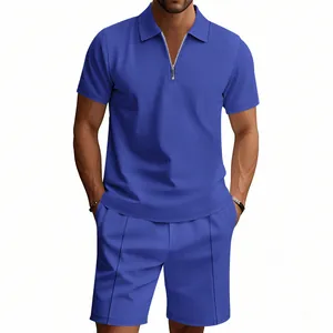 Primo piano di completo polo e pantaloncini blu a nido d'ape con cerniera.