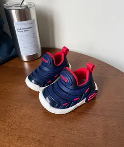 Detailopname van ademende mesh-loopschoentjes in marineblauw en rood voor peuters
