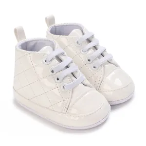 Detailansicht gesteppte Baby-High-Top-Sneaker aus weißem Lackleder mit Schnürsenkeln
