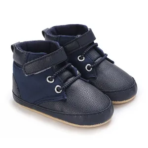 Primo piano di scarpe sportive blu scuro per neonati con pratica chiusura a strappo