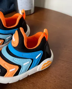 Detailopname van kleurrijke peuterrupsschoenen met ademend mesh en flexibele zachte zolen