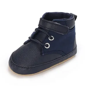 Scarponcino sportivo neonato blu navy con trama in finta pelle e una chiusura a strappo