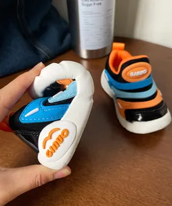 Detail van de flexibele zachte zool van deze ademende rupsband-sneakers voor kinderen