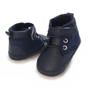 Vista dettagliata di sneaker alte per neonati blu scuro con velcro e suola morbida