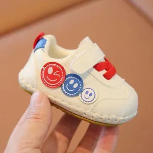 Scarpe da passeggio morbide color crema per neonati con toppe sorridenti, 0-12 mesi