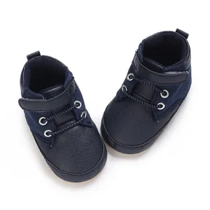 Vista dettagliata che mostra le cuciture e i materiali delle scarpe da neonato
