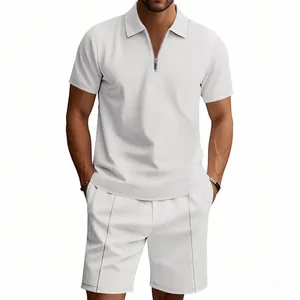 Primo piano dell'ensemble polo e pantaloncini in maglia waffle bianca con zip da uomo