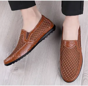 Vista detallada de mocasines de malla transpirable marrón para hombre, zapatos casuales.
