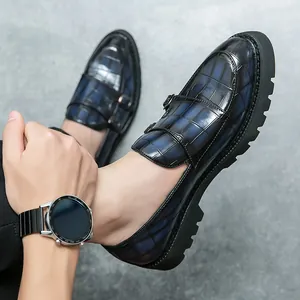 Stijlvolle marineblauwe loafers met krokodillenpatroon, dubbele gesp en dikke zool voor heren.