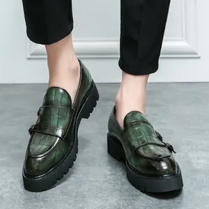 Stijlvolle herenloafers met dubbele gesp, groene krokodillentextuur en dikke plateauzool.