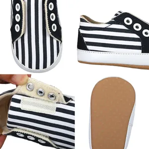 Vue détaillée des chaussures de marche rayées pour bébés avec semelle antidérapante