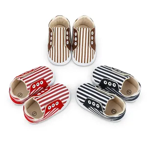 Gros plan de chaussures de marche pour bébé en trois coloris rayés pour 0-1 an