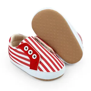 Détail de la semelle antidérapante et de la toile à rayures rouges sur les chaussures