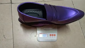 Vue détaillée d'un mocassin violet pour homme sur une balance pesant 800g précisément