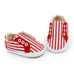 Chaussures de marche rayées rouge et blanc pour bébé avec semelles souples blanches