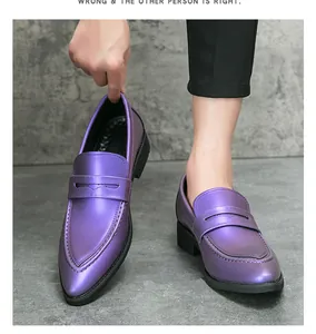 Gros plan sur des mocassins violets chatoyants avec un fini métallique élégant.