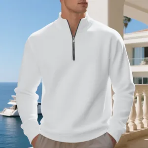 Felpa da uomo bianca casual con mezza zip e colletto rialzato per lo stile quotidiano.