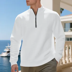 Felpa casual da uomo bianca con mezza zip in un lussuoso scenario di resort costiero