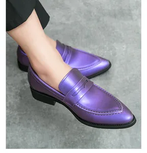 Vue détaillée de mocassins violets métallisés à bout pointu pour hommes portés