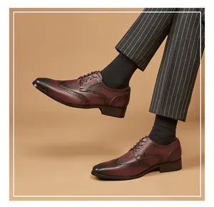 Detail der burgunderroten Brogue-Schuhe für Herren mit elegantem Wingtip-Design