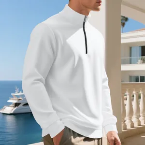 Dettaglio felpa bianca da uomo con mezza zip e fodera in pile per abbigliamento casual