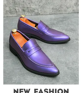 Vue détaillée de mocassins pour hommes à bout pointu en violet métallisé chic