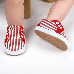 Vue détaillée des chaussures de marche pour bébé à rayures rouges avec semelle souple