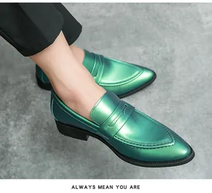 Gros plan sur les mocassins verts métallisés à bout pointu pour hommes