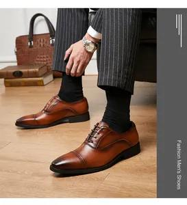 Braune Leder-Oxford-Schuhe mit Kappe für Herren in einer formellen Geschäftsumgebung