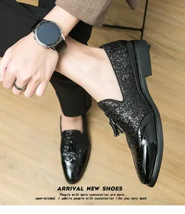 Gros plan de mocassins à paillettes noires pour hommes avec pompon et bout fleuri