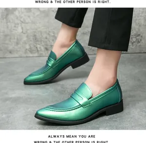 Vue détaillée des mocassins homme vert iridescent à bout pointu et design à enfiler
