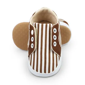 Vue détaillée de chaussures de marche pour bébé en toile rayée à semelles antidérapantes