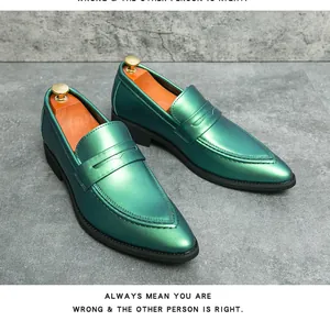 Gros plan de mocassins verts irisés à bout pointu pour hommes au fini métallique