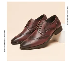 Klassische braune Brogue-Schuhe aus Leder mit kunstvollen Lochmustern und Flügelkappe.