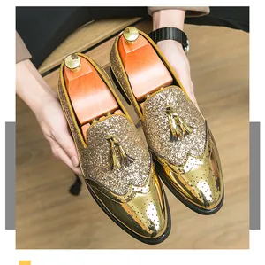 Gros plan de mocassins dorés à paillettes pour hommes avec glands et bout.