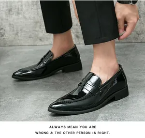 Détail de mocassins élégants en cuir verni noir pour hommes avec bout pointu