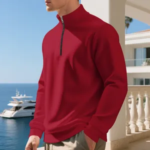 Dettaglio della felpa rossa in pile con mezza zip da uomo in un contesto di lusso mare.