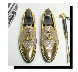 Vue détaillée de mocassins dorés pour hommes avec paillettes, glands et bout métallique