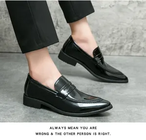 Gros plan de mocassins en cuir verni noir pour hommes au design pointu classique