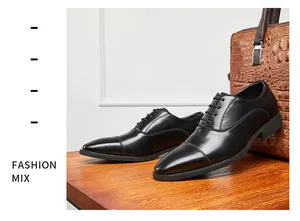 Nahaufnahme von eleganten schwarzen Herren Oxford Schuhen auf einer Holzoberfläche