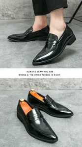 Gros plan de mocassins en cuir verni noir à bout pointu pour hommes de style chic décontracté
