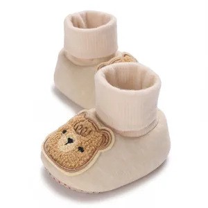 Chaussons pour bébés en tricot doux avec un joli motif d'ours en peluche, beige