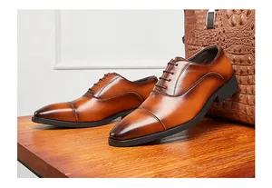 Detailansicht der braunen Cap-Toe-Oxford-Schuhe für die formelle Herrengarderobe.