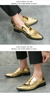 Gros plan de mocassins pour hommes à bout pointu avec une finition dorée métallique