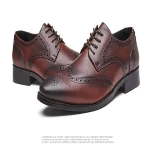 Detailansicht der hochwertigen braunen Leder-Brogue-Derby-Schuhe für Herren im Business-Stil