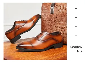 Nahaufnahme von braunen Oxford-Herrenschuhen aus Leder mit eleganter Kappe und Farbverlauf