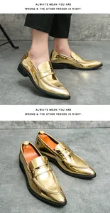 Vue détaillée de mocassins dorés brillants pour hommes avec bout pointu et élégant